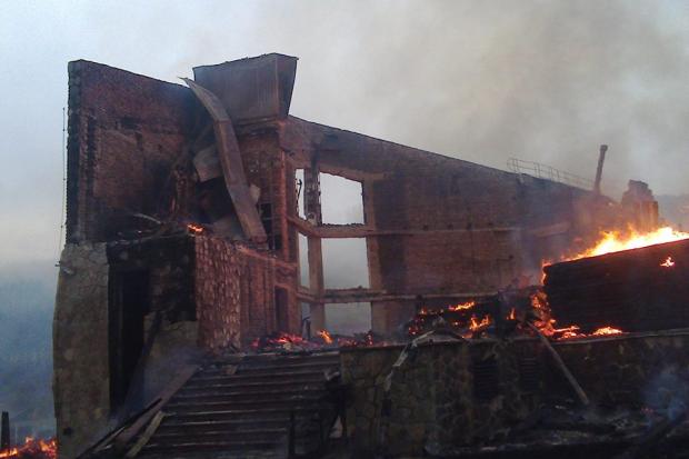 На Прикарпатье сгорел гостиничный комплекс "Киевская Русь", который принадлежал старшему сыну Януковича