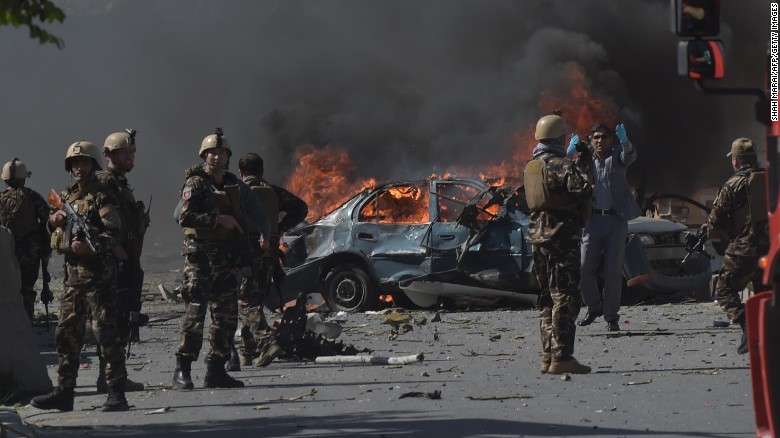 В Кабуле после теракта - 80 погибших и около 400 раненных - в Сети появились первые кадры последствий большого взрыва