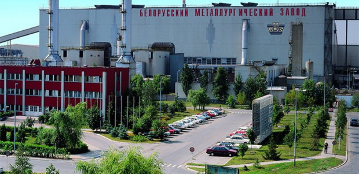 Массовая забастовка на заводе в Беларуси: власти подогнали автозаки к территории БМЗ