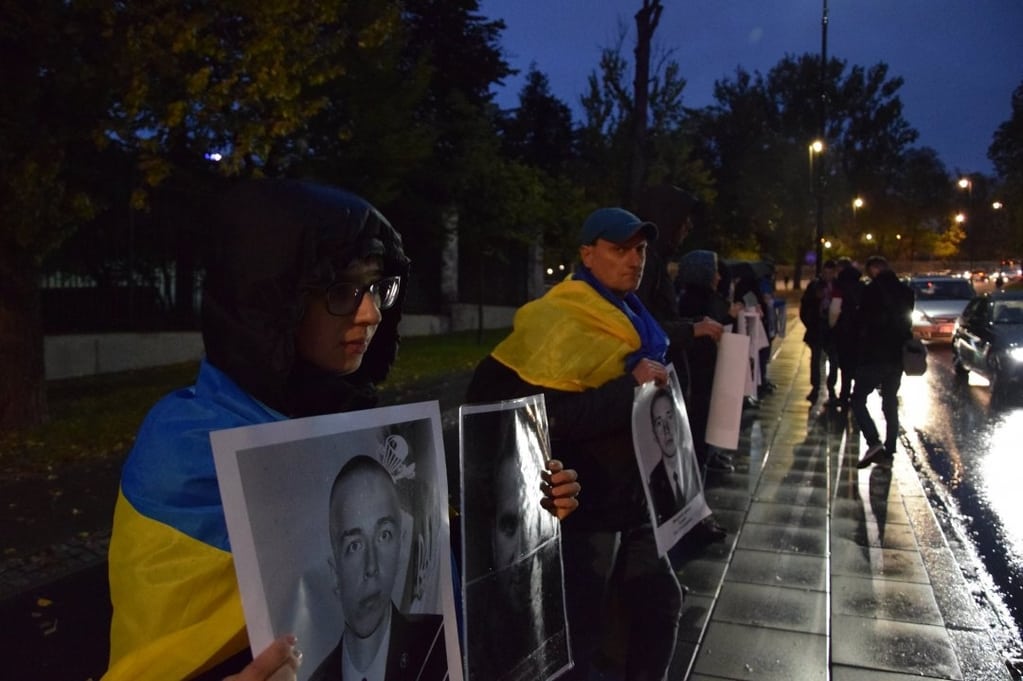 Под посольством РФ в Варшаве украинцы молча показали Путину в день его рождения портреты погибших в Донбассе украинских героев (кадры)