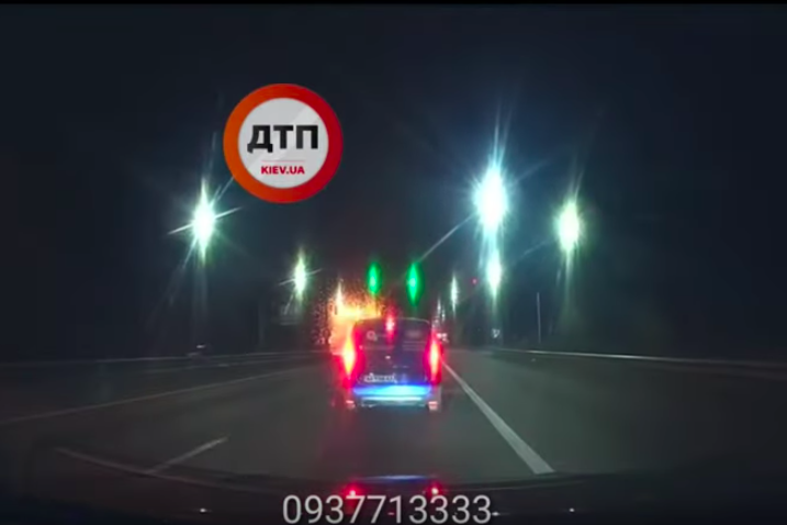 Момент взрыва "Мерседеса" в Киеве попал на видео - полиция ввела план "Перехват”