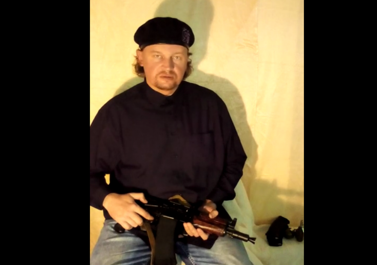 Захвативший заложников террорист из Луцка с оружием в руках опубликовал видео с обращением