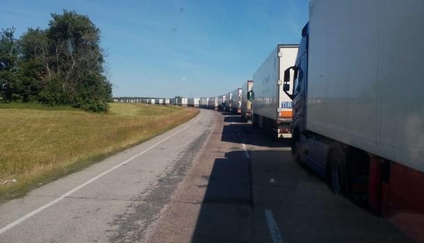 Москва неожиданно устроила блокаду транспорта из Украины на границе: СМИ назвали причину РФ