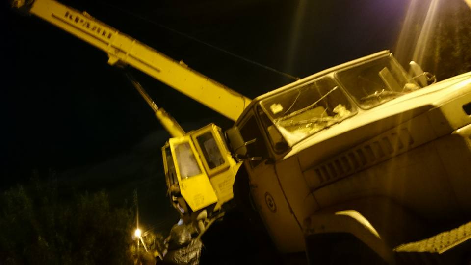В Харькове "летающий" грузовик оказался на крыше жилого дома: шокирующие кадры разрушений