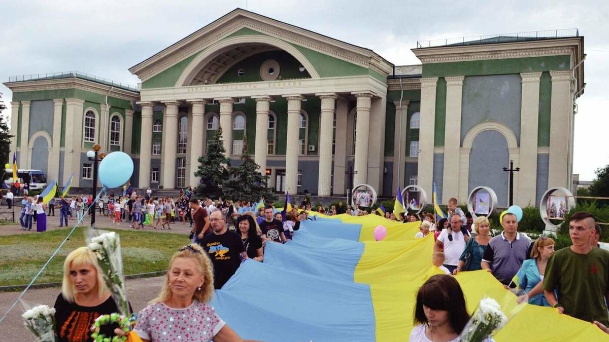 В Северодонецке отпраздновали освобождение от "ЛДНР": город заполнили люди с флагами Украины
