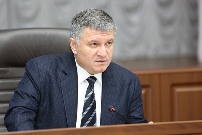 Аваков на заседании Кабмина публично выступил против Порошенко