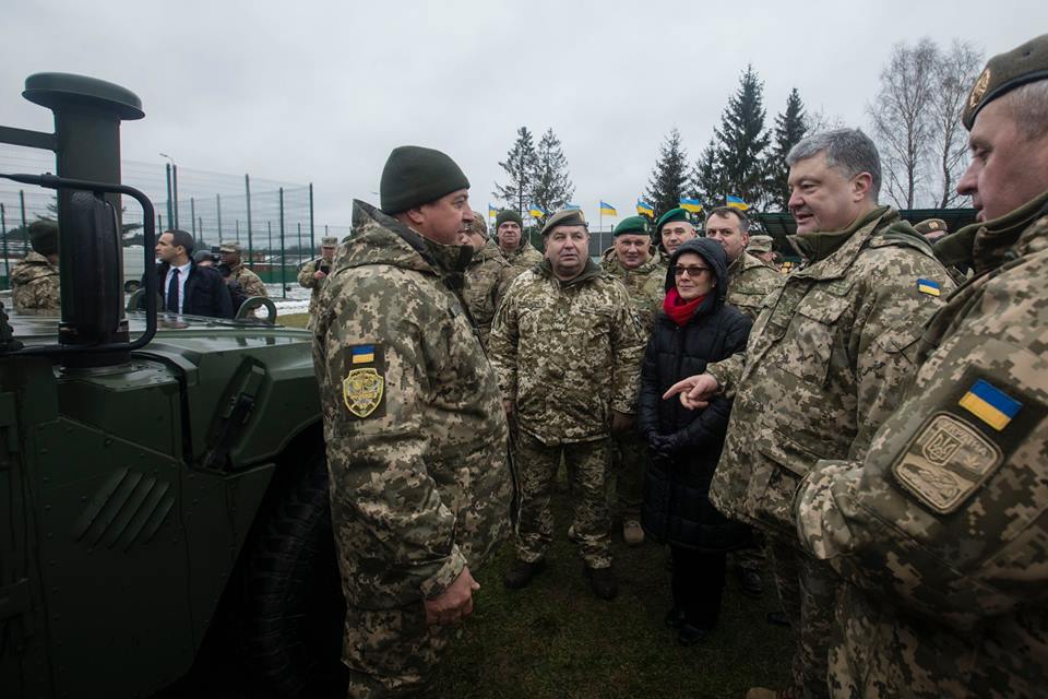 Уже завтра они отправятся на Донбасс: Порошенко передал бойцам ВСУ 40 американских "Хаммеров" - кадры
