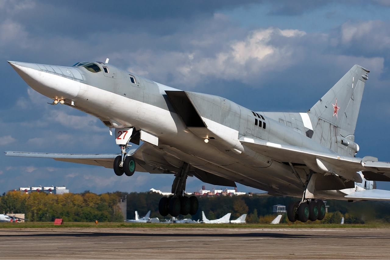 У РФ минус один Ту-22М3: появились кадры крушения стратегического ракетоносца