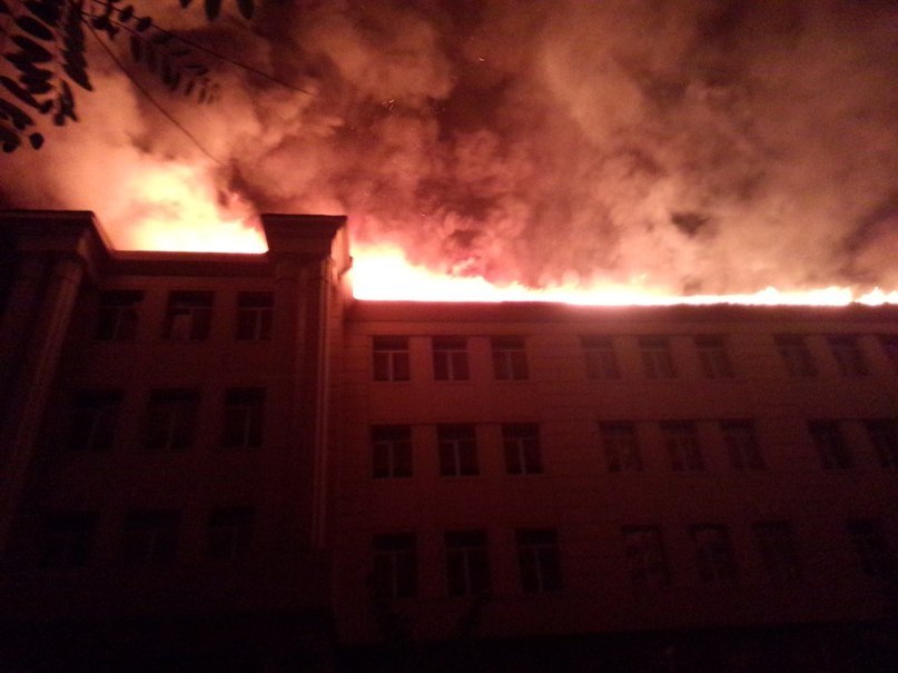 В Донецке горит школа №33