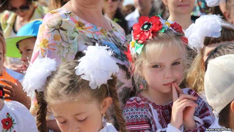 На «последний звонок» ученики в Симферополе пришли в вышиванках