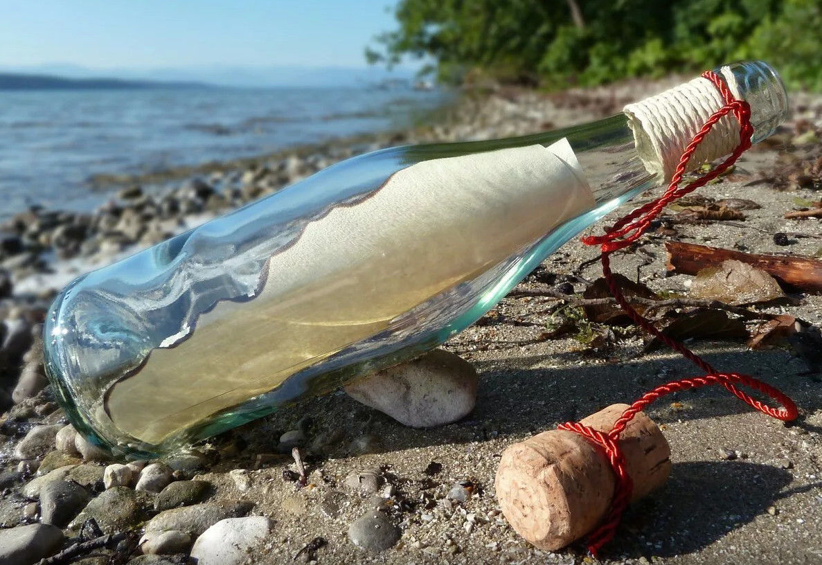​На Одесчине на пляж выбросило бутылку из Крыма с патриотическим посланием ко всем украинцам, кадры