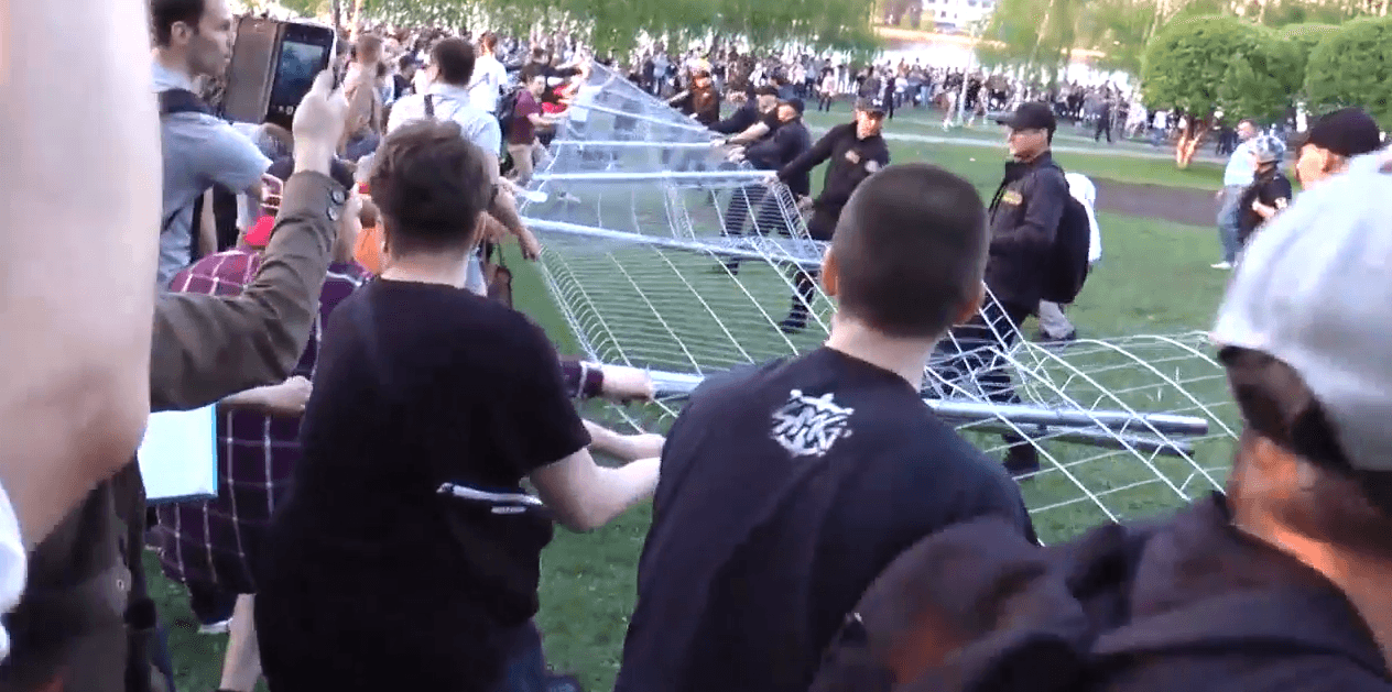 Сотни россиян в Екатеринбурге протестуют против строительства храма: защитники сквера снесли забор - кадры