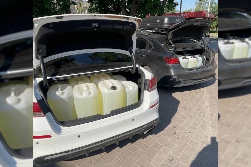 Подставляют гражданских под удары: оккупанты везут топливо для ВС РФ в багажниках легковых авто