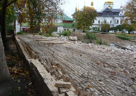 В Софии Киевской обвалилась часть 5-метровой кирпичной ограды 60-х годов