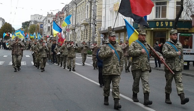 Минуты молчания в память о Героях, масштабный военный марш  в Днепре и море украинских флагов в колоннах: как украинцы празднуют День защитника, - яркие кадры 