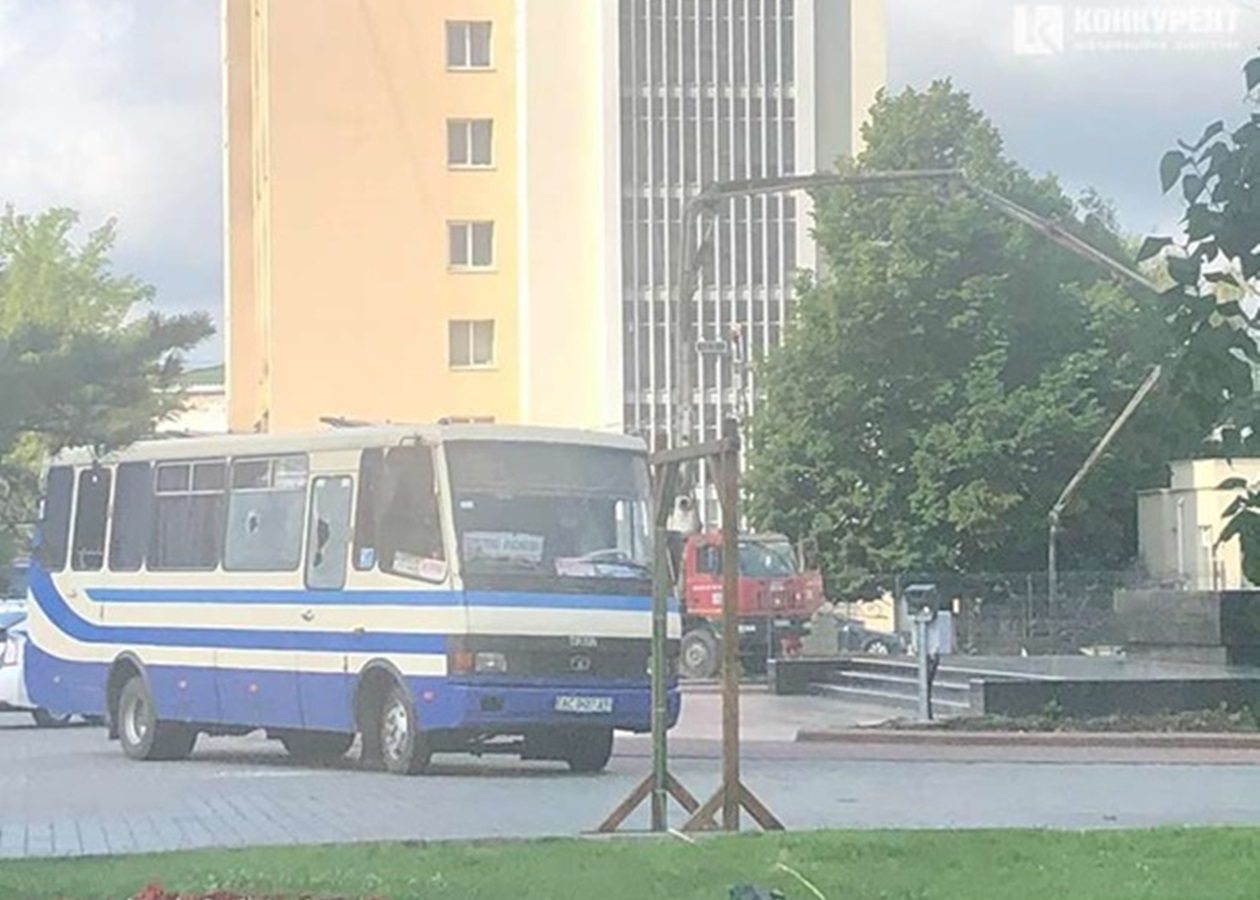 Захватчик автобуса в Луцке Максим Плохой выдвинул требования, упомянув Зеленского, Авакова и ряд олигархов