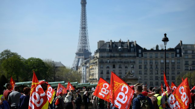 Массовая акция протеста во Франции: 300 тысяч человек вышли на улицы, требуя отменить режим жесткой экономии