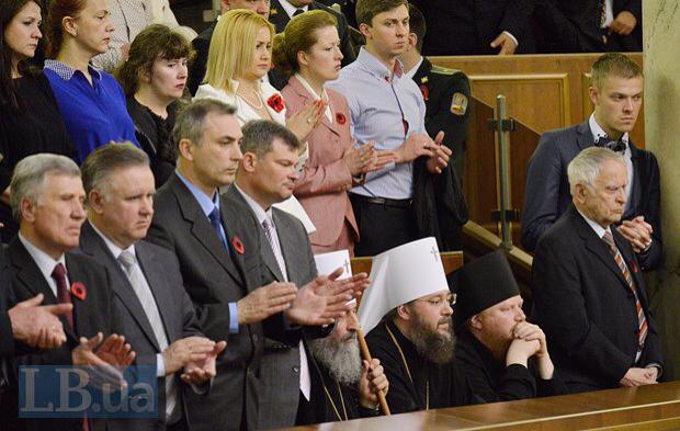 Украинский карикатурист своеобразно понял поступок митрополита Онуфрия во время награждения бойцов АТО