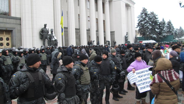Участники "Финансового Майдана" и "Автомайдана" к Раде свезли железные бочки