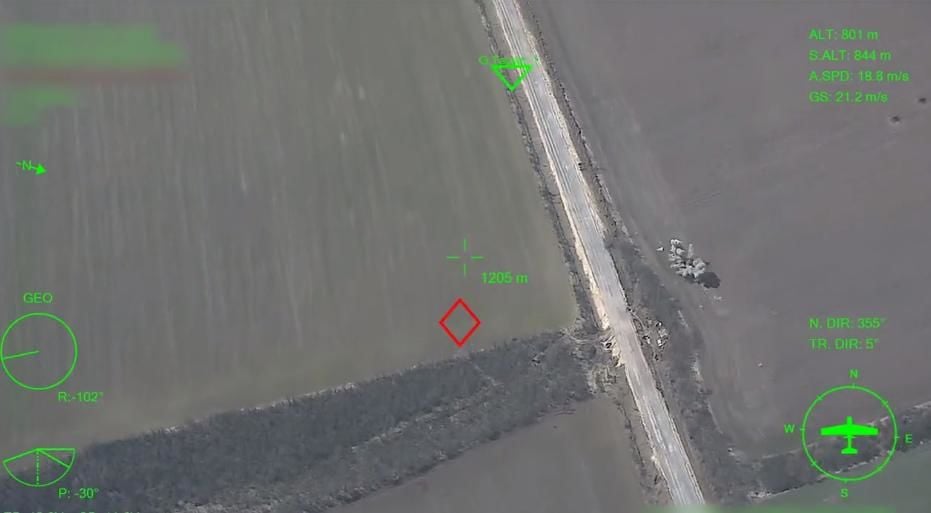 Відстежити та знищити: у Мережі показали відео полювання Bayraktar Mini на окупантів