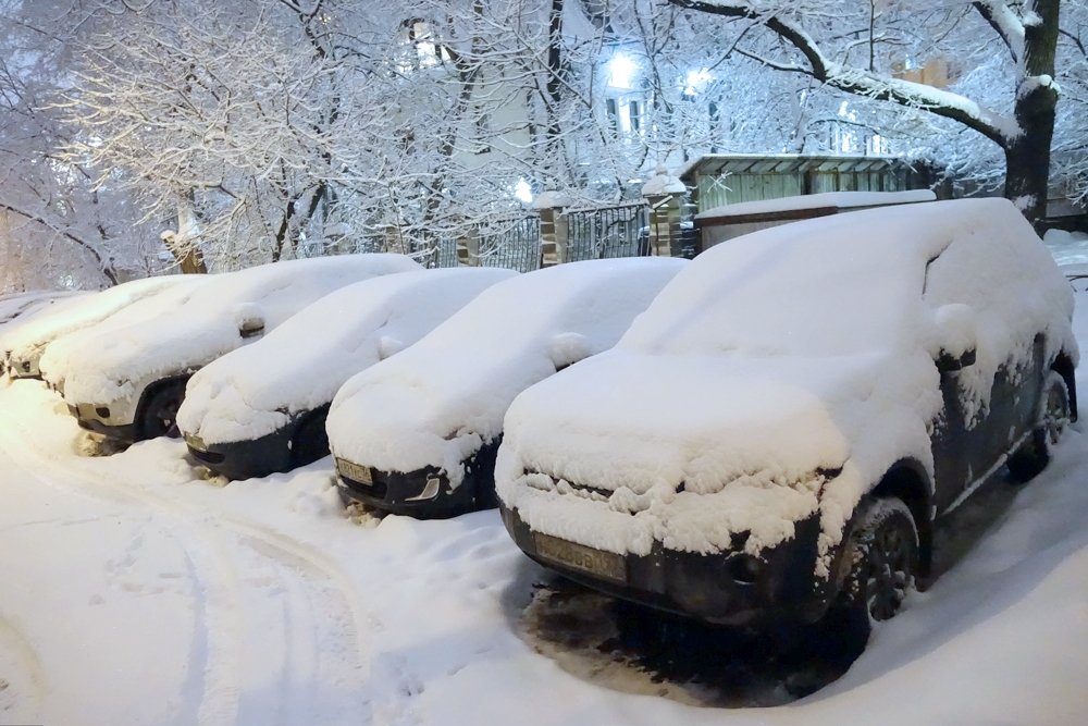 На Москву обрушилась аномальная снежная буря. Жизнь в мегаполисе практически парализована, останавливается транспорт, отменены авиарейсы