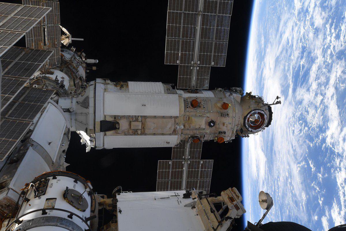 Российские космонавты на МКС терпят неудобства, вызванные новым модулем "Наука"