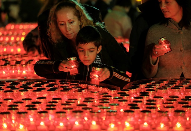 В центре Киеве зажгли свечи в память о погибших