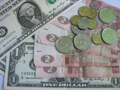 В украинских обменниках доллар и евро подешевели 