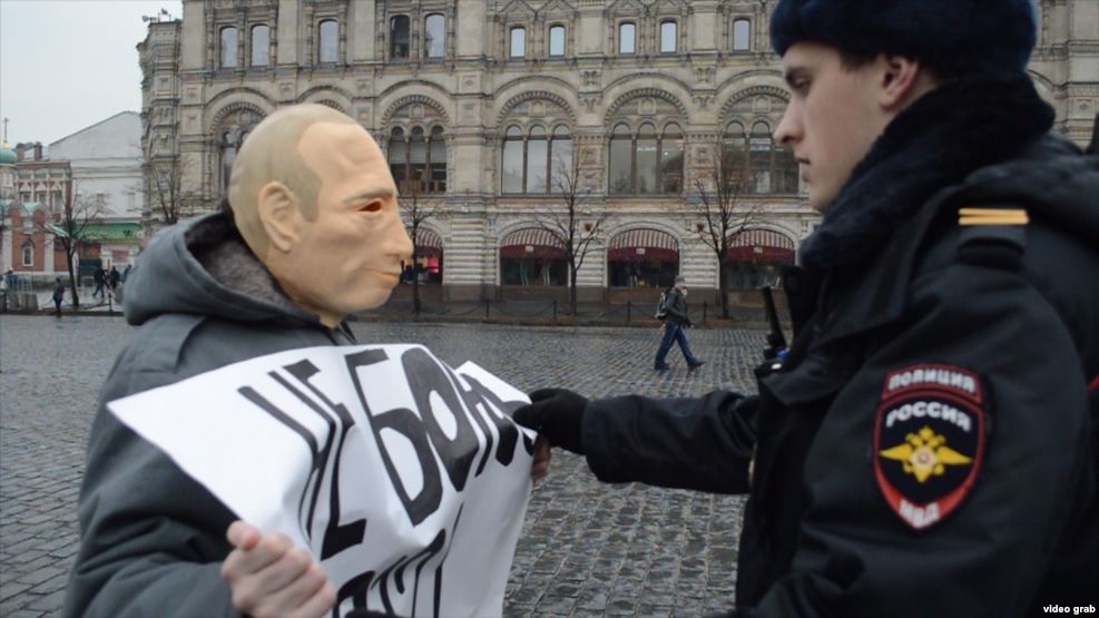 Покусился на "святое": в Москве активиста оштрафовали за прогулку в маске Путина