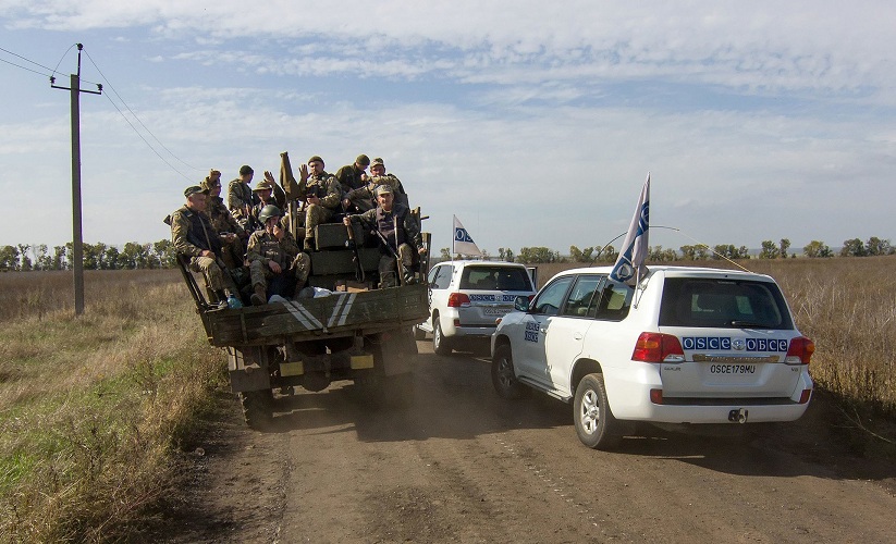 На Донбассе продолжается процедура разведения вооружений от линии разграничения - появились первые кадры