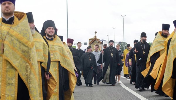 Крестный ход уже в Киеве: паломники зашли в город с песнопениями и молитвами