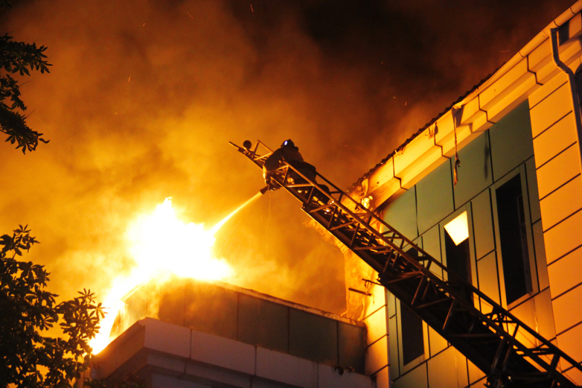 ​В Донецке сильный пожар охватил 3000 кв. метров больницы №18 - несколько этажей разрушены