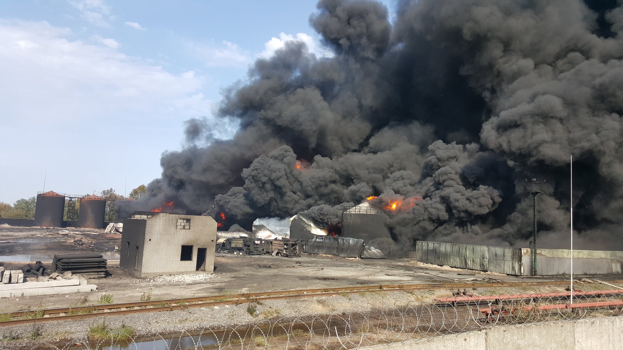 Аваков: Распространение огня в сторону складов военной части остановлено