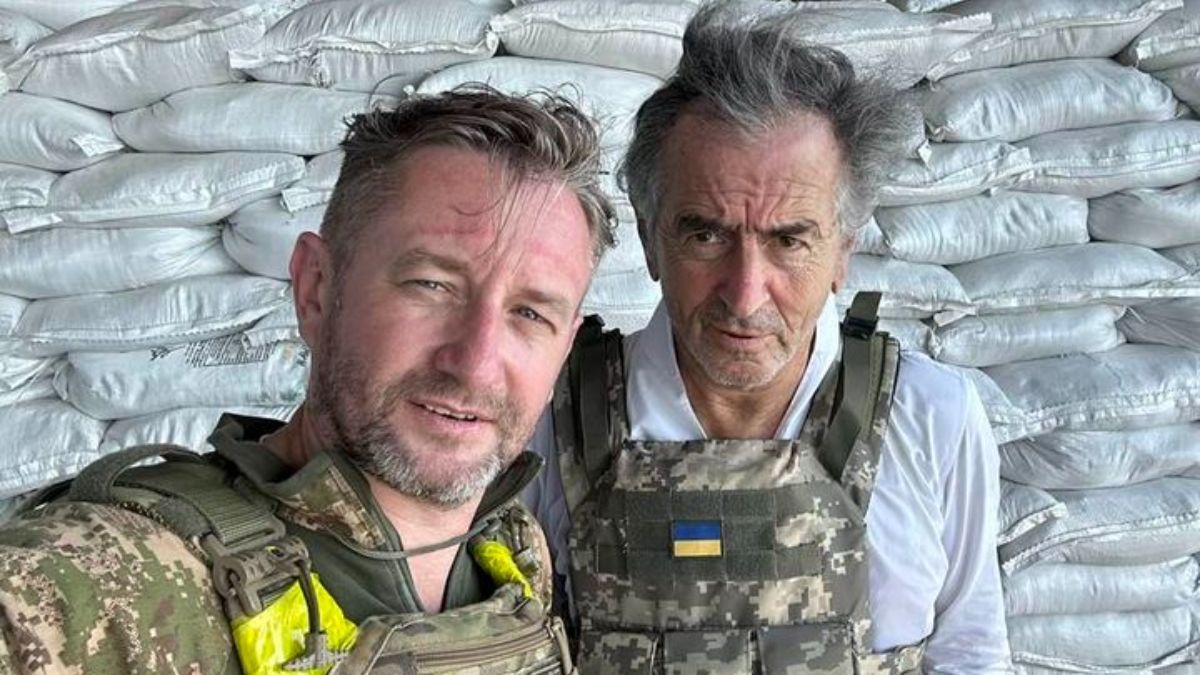 Французский философ Бернар-Анри Леви побывал на фронте в Украине и встретился с писателем Сергеем Жаданом