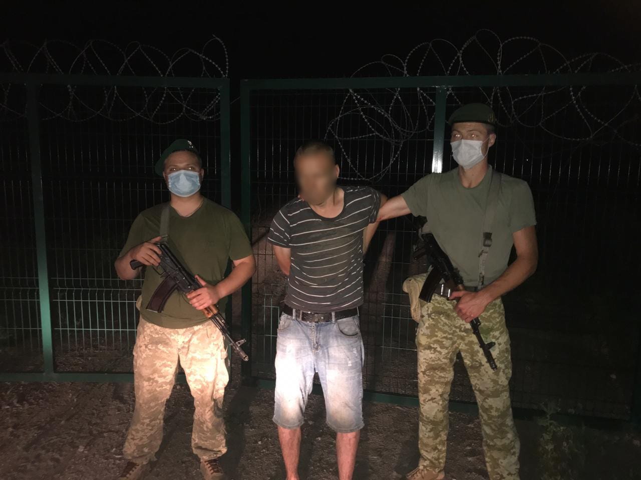 На украинско-российской границе мужчина через забор прорывался в РФ, видео 