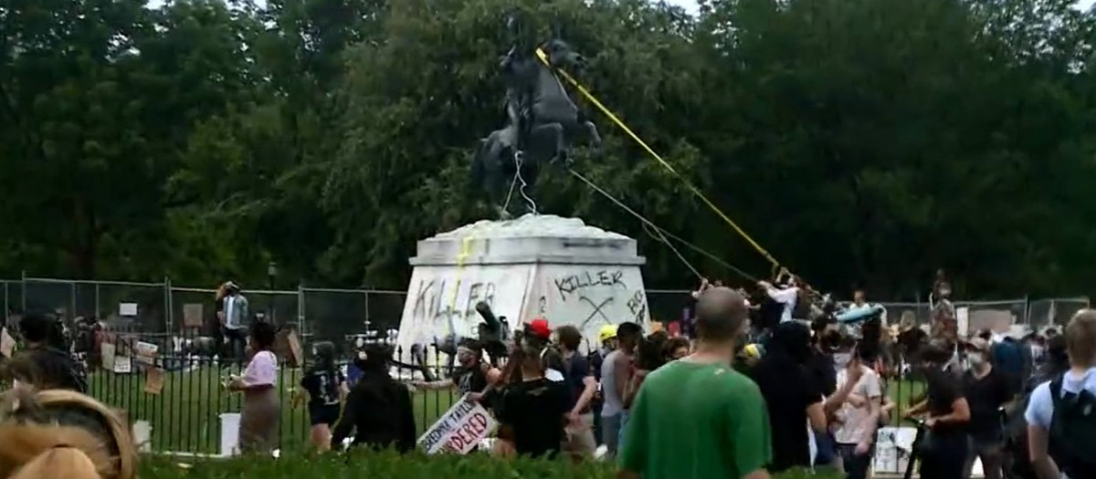 Протесты в США: вандалы попытались уничтожить монумент Эндрю Джексону