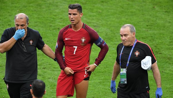 Финал Евро-2016 для Роналду закончился: португалец покинул поле на носилках и со слезами на глазах