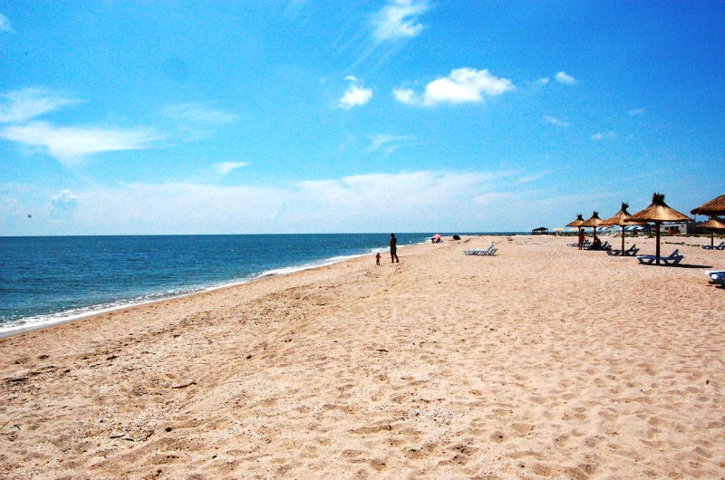 В Бердянске охрана пляжа выгоняет отдыхающих, требуя заплатить