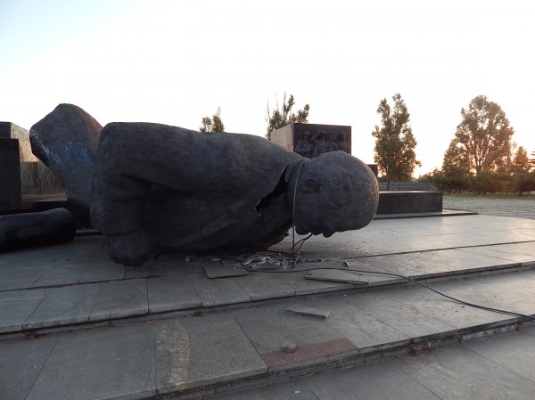 В Мариуполе уничтожили самый большой памятник Ленина