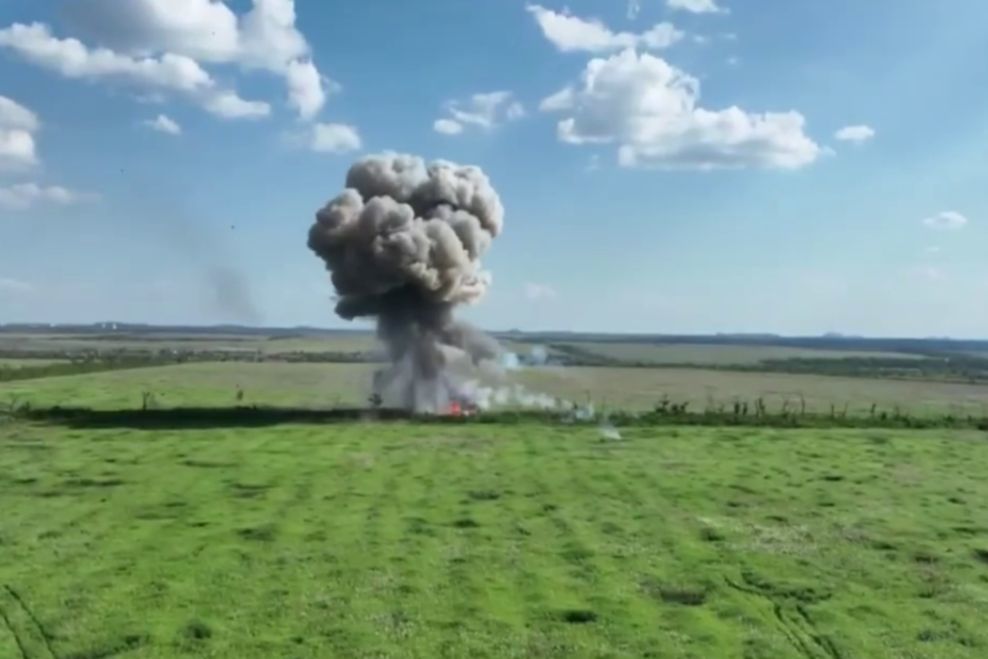 ​Точно в люк: сверхточный удар дрона ВСУ по российскому танку попал на видео