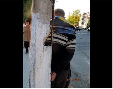 В Зугрэсе добровольца батальона "Донбасс" привязали к столбу