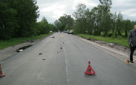В Черниговской области пьяный водитель протаранил толпу выпускников - трое погибших и пятеро раненых