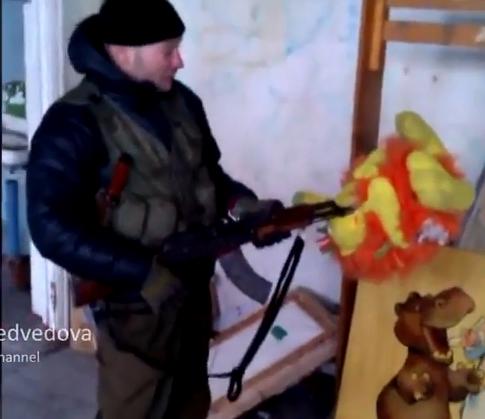 ​Боевики ДНР записали в детсаде видео "Два дебила и глушитель" 