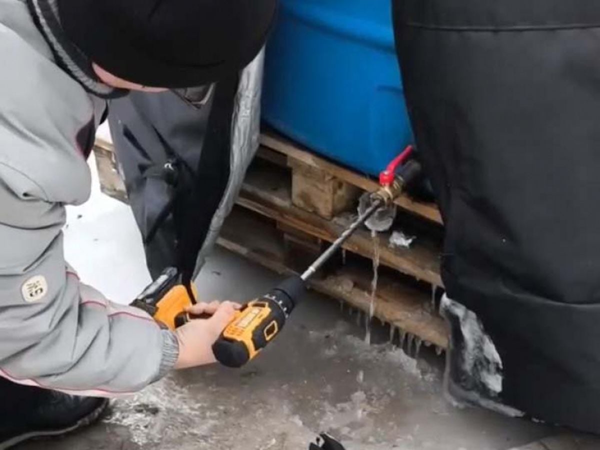 Воды нет месяцами, бочки замерзают: в Донецке продолжается гуманитарная катастрофа