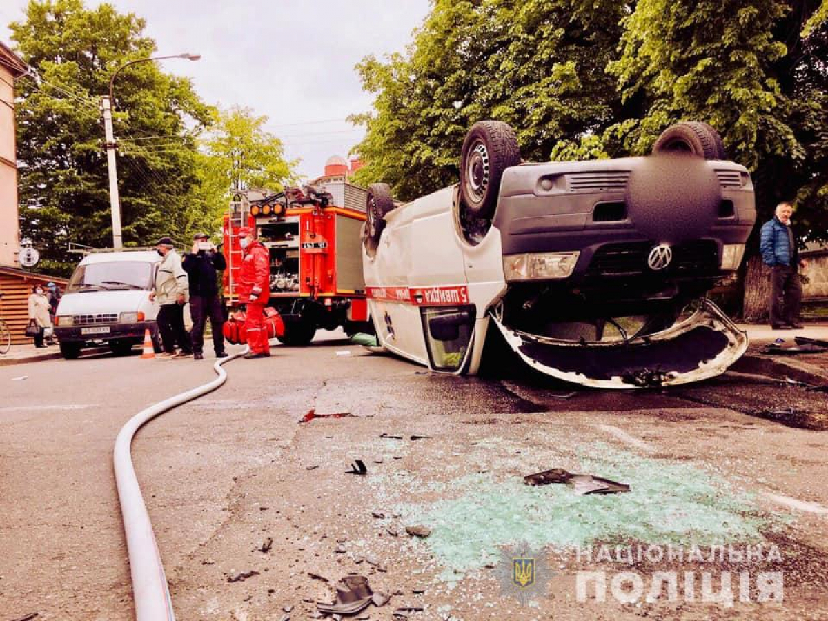 В Ивано-Франковске во время ДТП перевернулась "скорая", госпитализировавшая мать с ребенком 