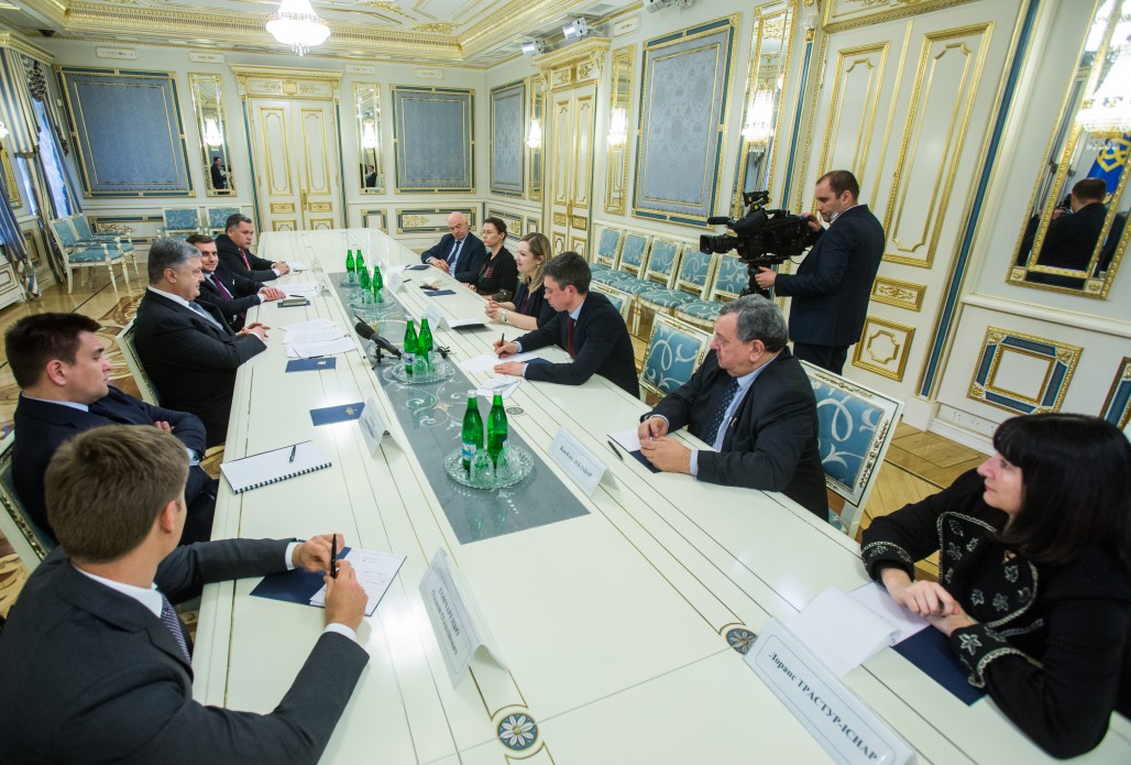 Порошенко обратился к парламентариям Франции с призывом противостоять строительству "Северного потока-2"