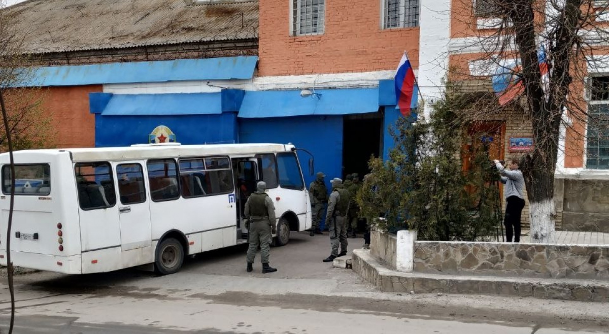 Боевики "ЛНР" привезли пленных украинцев к месту обмена: что известно 