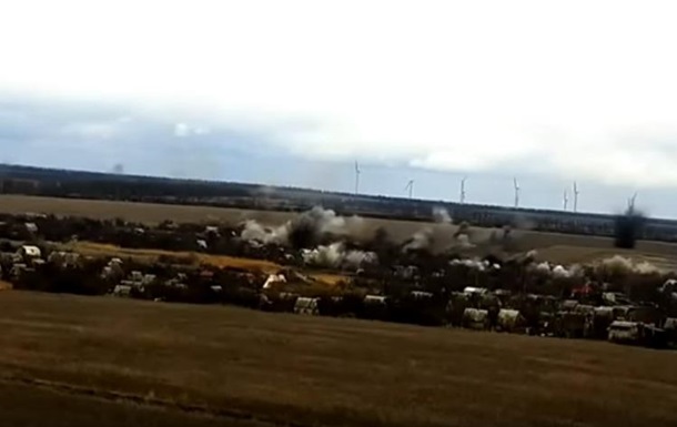 В Сети появилось видео обстрела пророссийскими боевиками Водяного: видно, как снаряды разрушают и сжигают украинское село
