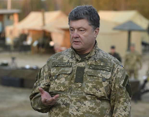 Порошенко призвал создать постоянную военную бригаду в Северодонецке