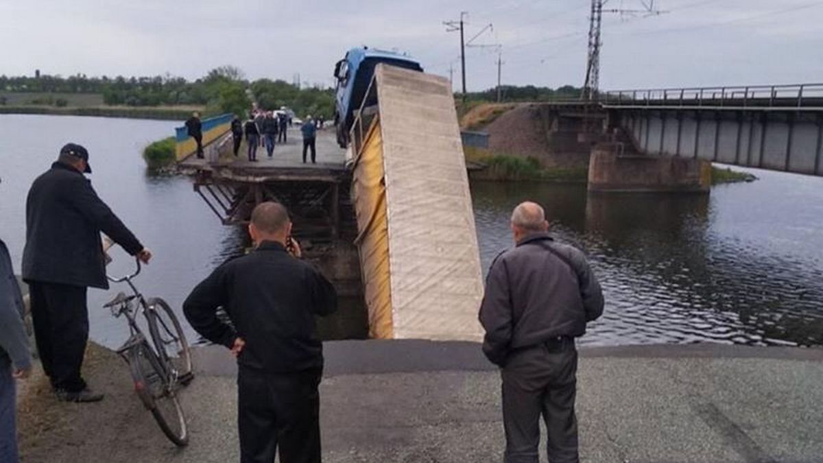 Пока Зеленский говорил о ремонте мостов, один из них рухнул в Днепропетровской области